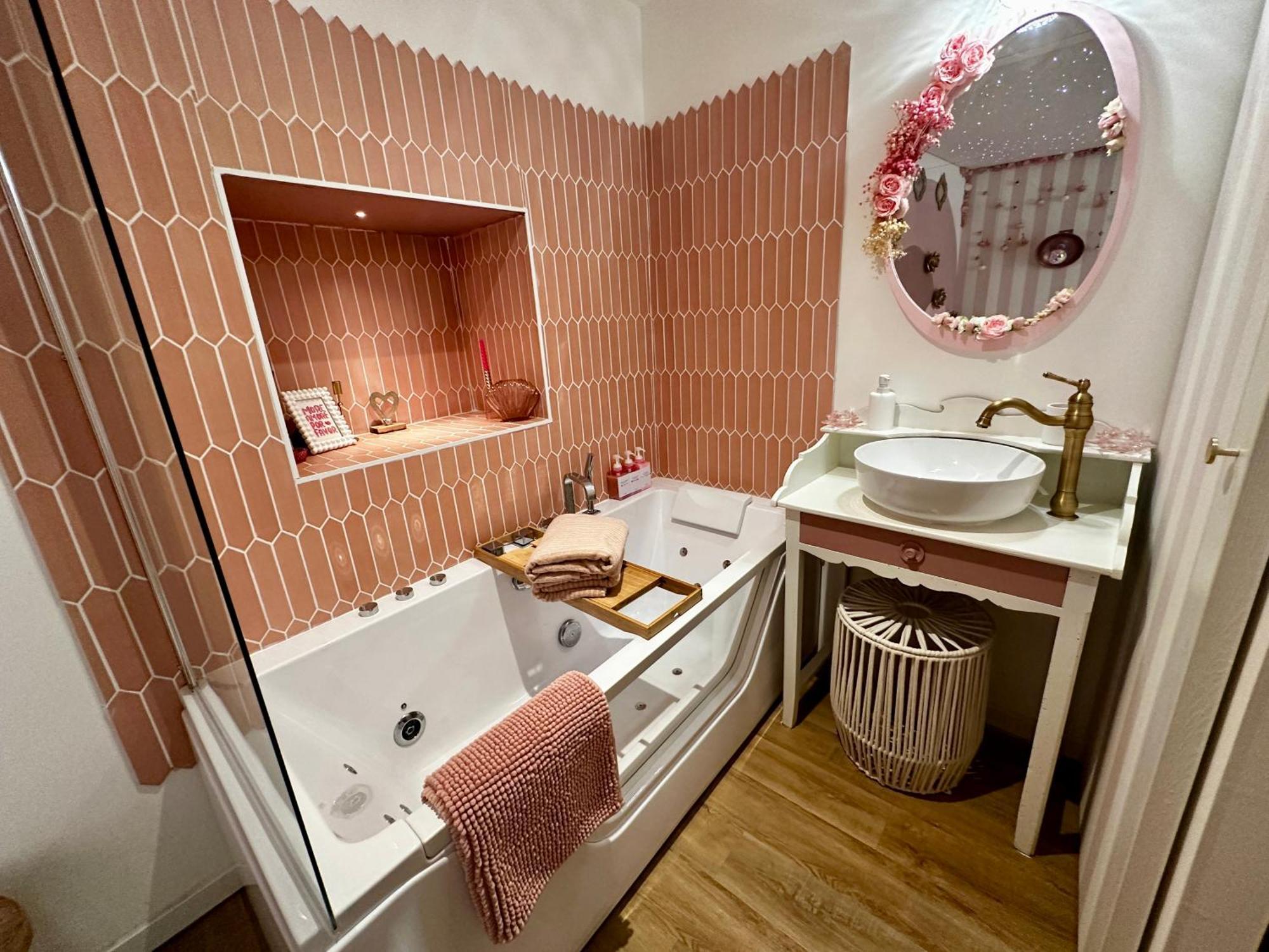 Romantic Room - Balneo - Ciel Etoile - Free Wifi - Netflix - Hyper Centre Pezenas Exterior photo